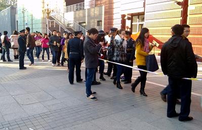 雙選會(huì)門(mén)口排隊(duì)的學(xué)生