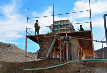 經(jīng)脫水后板框壓濾機(jī)排出的濾餅